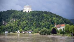In Kelheim steigt der Pegel der Donau noch immer weiter an. Der Scheitelpunkt wird am Mittwoch erwartet.   | Bild:picture alliance/dpa/News5 | Sebastian Pieknik