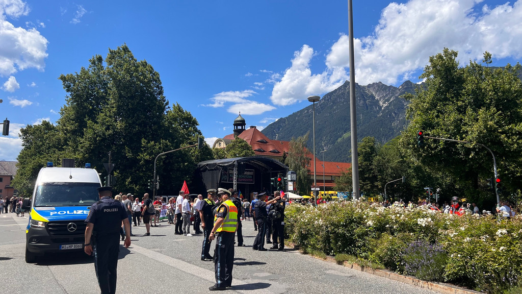 Zu Beginn der G7-Demo in Garmisch-Partenkirchen: Viele Polizisten, einige Zuschauer, bislang wenige Aktivisten.