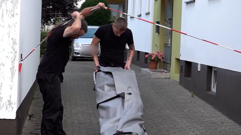 Mann mit Leichensack. | Bild: BR Mann mit Leichensack.