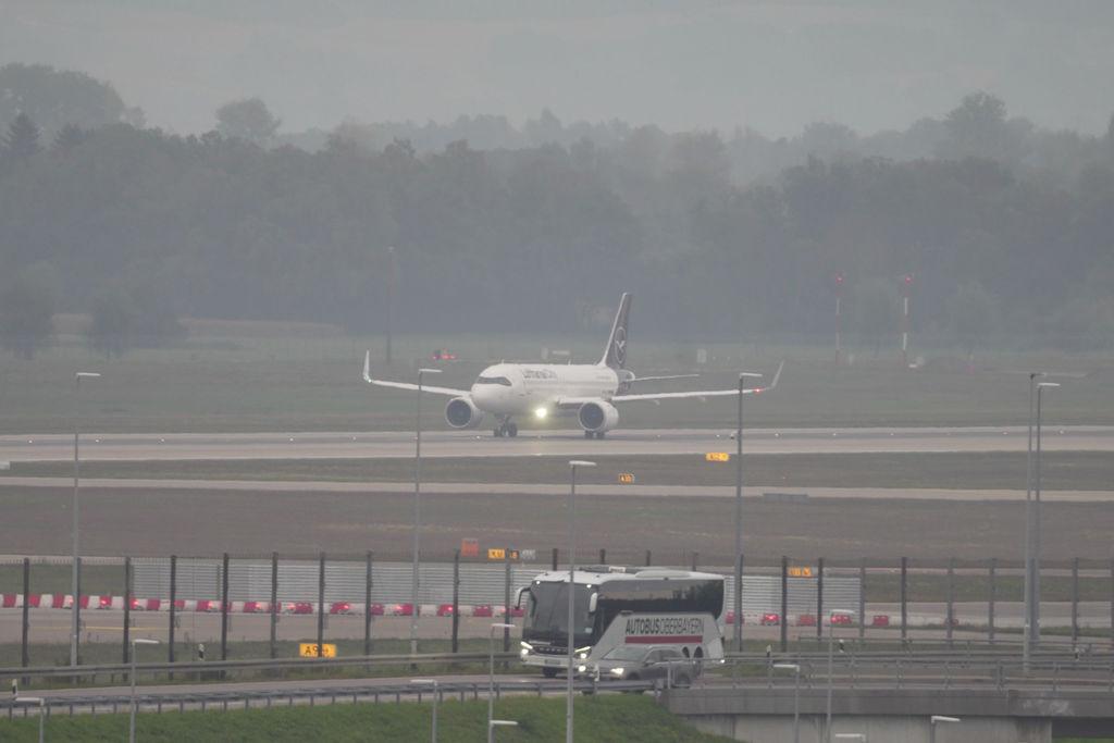 04.10.2025, Bayern, München: Ein Flugzeug der Lufthansa startet. Nach den Drohnensichtungen hat der Münchner Flughafen den Betrieb am Morgen wieder aufgenommen. Der Flughafen München hat am Abend wegen möglicher neuer Drohnen-Sichtungen wieder den Betrieb eingestellt. Foto: Enrique Kaczor/onw-images/dpa +++ dpa-Bildfunk +++