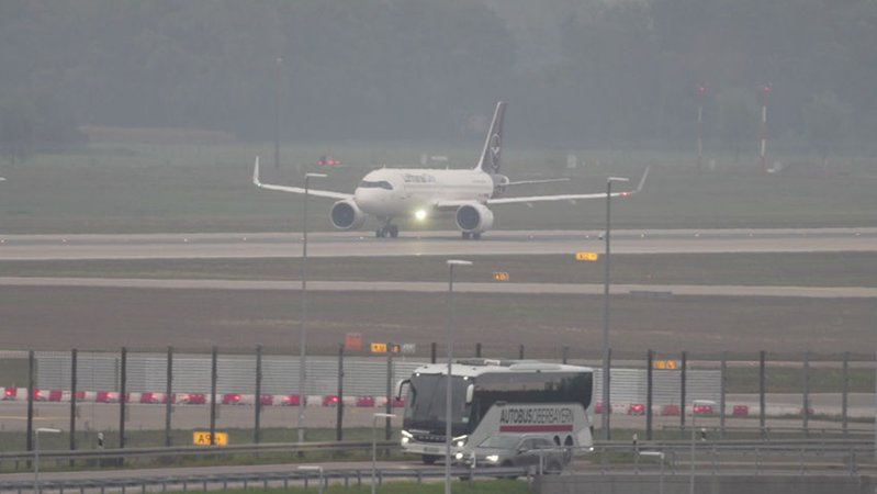 04.10.2025, Bayern, München: Ein Flugzeug der Lufthansa startet. Nach den Drohnensichtungen hat der Münchner Flughafen den Betrieb am Morgen wieder aufgenommen. Der Flughafen München hat am Abend wegen möglicher neuer Drohnen-Sichtungen wieder den Betrieb eingestellt. Foto: Enrique Kaczor/onw-images/dpa +++ dpa-Bildfunk +++ | Bild: dpa-Bildfunk/Enrique Kaczor 04.10.2025, Bayern, München: Ein Flugzeug der Lufthansa startet. Nach den Drohnensichtungen hat der Münchner Flughafen den Betrieb am Morgen wieder aufgenommen. Der Flughafen München hat am Abend wegen möglicher neuer Drohnen-Sichtungen wieder den Betrieb eingestellt. Foto: Enrique Kaczor/onw-images/dpa +++ dpa-Bildfunk +++