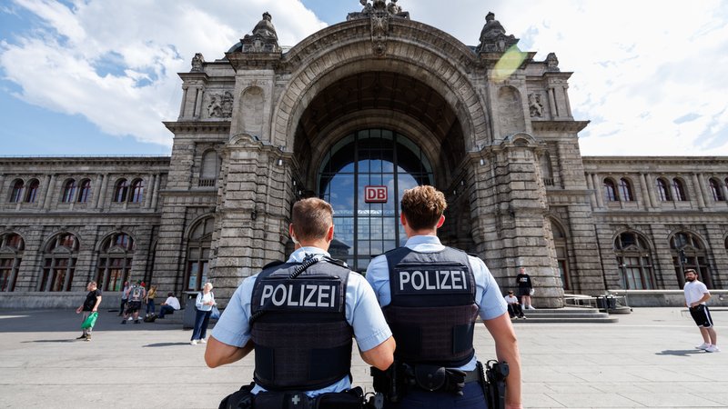 Zwei Polizisten stehen vor dem Nürnberger Hauptbahnhof. | Bild: dpa-Bildfunk/Daniel Karmann Zwei Polizisten stehen vor dem Nürnberger Hauptbahnhof.
