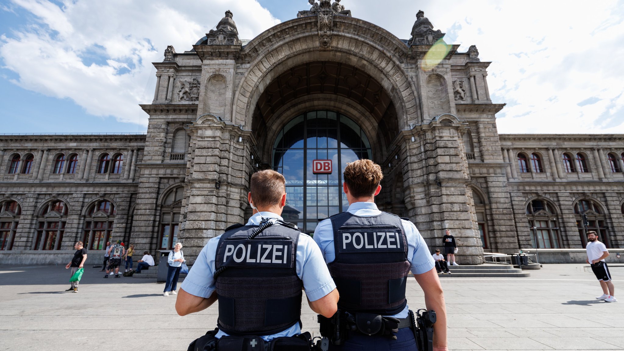 Zwei Polizisten stehen vor dem Nürnberger Hauptbahnhof.