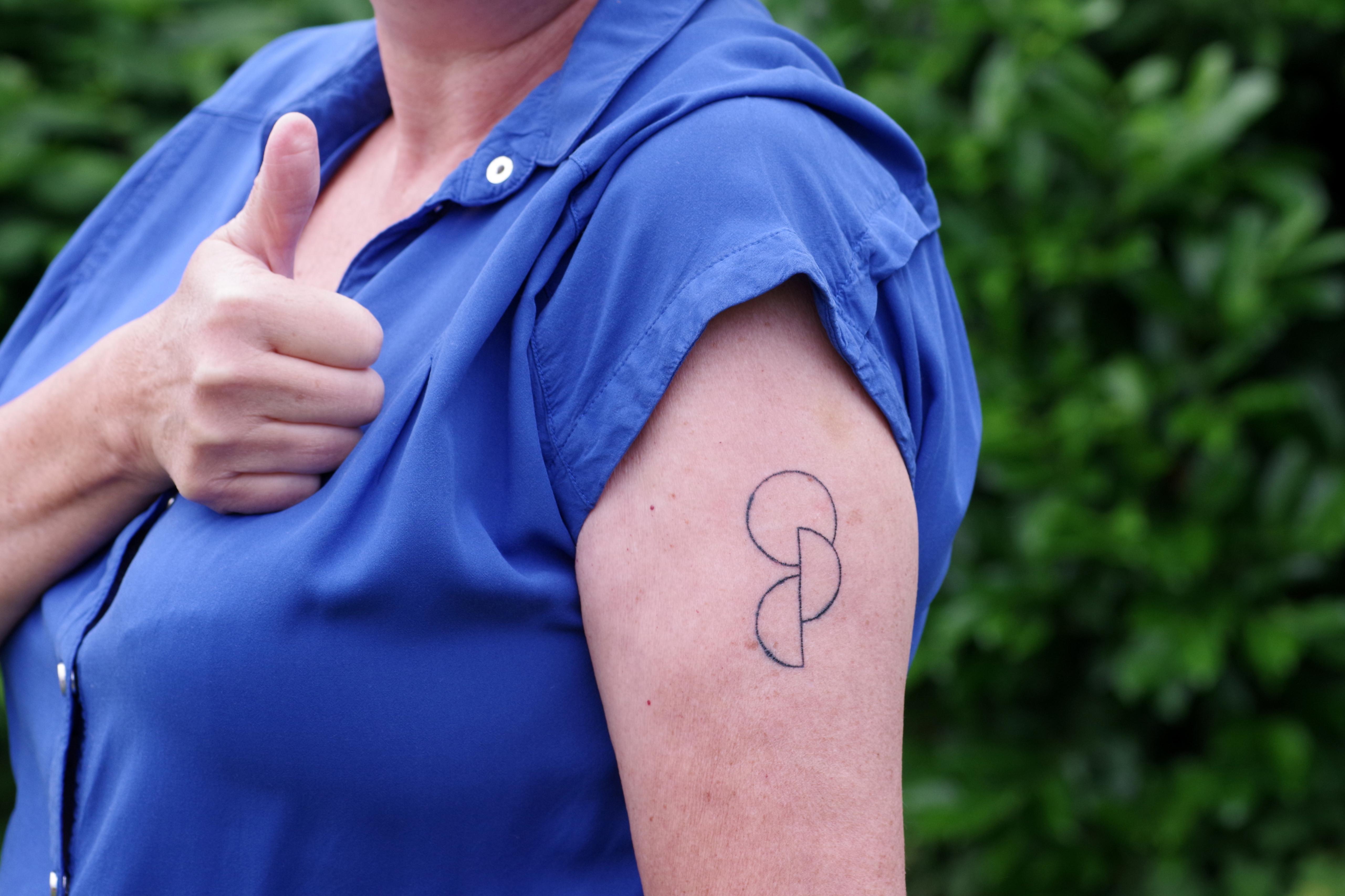 Das Symbol für Organspende: Hier auf einen Oberarm tätowiert. Wer es trägt, braucht aber trotzdem noch einen Organspendeausweis.