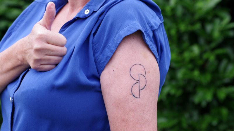 Das Symbol für Organspende: Hier auf einen Oberarm tätowiert. Wer es trägt, braucht aber trotzdem noch einen Organspendeausweis. | Bild: dpa/imageBroker/ Anja Uhlemeyer-Wrona Das Symbol für Organspende: Hier auf einen Oberarm tätowiert. Wer es trägt, braucht aber trotzdem noch einen Organspendeausweis.