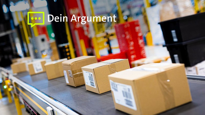 Pakete fahren im Logistikzentrum eines Onlineversandhändlers über ein Laufband. | Bild: Moritz Frankenberg/dpa Pakete fahren im Logistikzentrum eines Onlineversandhändlers über ein Laufband.