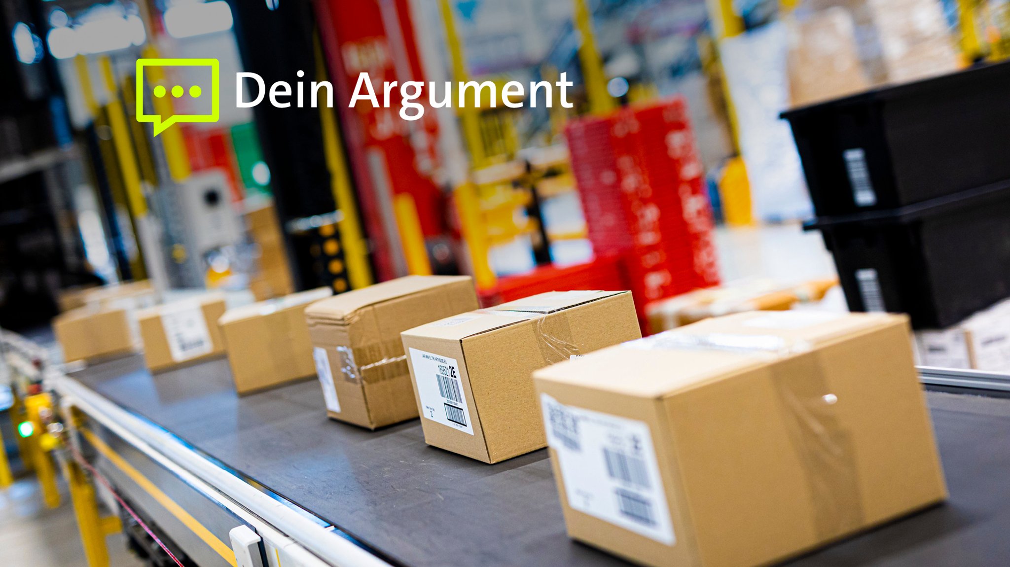 Pakete fahren im Logistikzentrum eines Onlineversandhändlers über ein Laufband. 