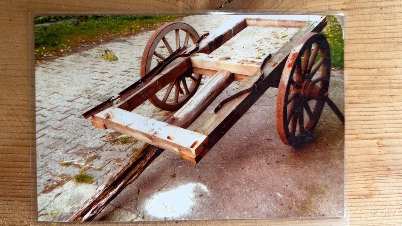 Achse und Räder eines alten Schäferkarrens