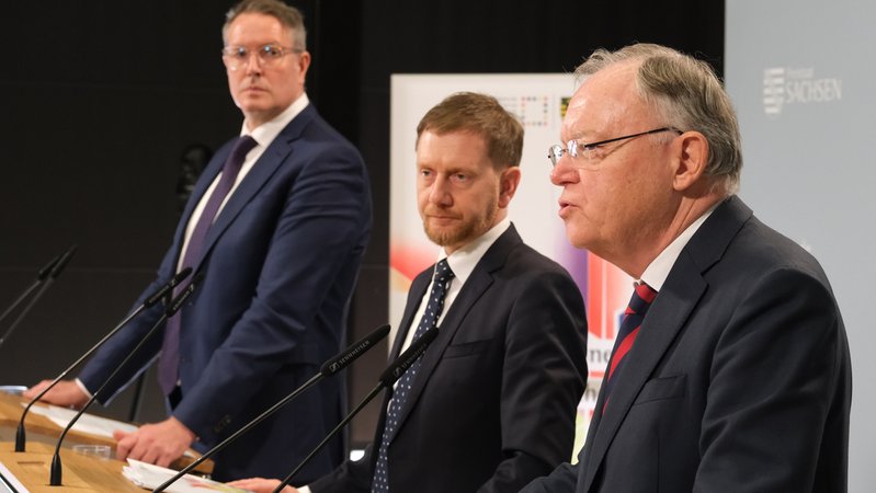 Stephan Weil (SPD/ r), Ministerpräsident des Landes Niedersachsen, Michael Kretschmer (CDU/ M), Ministerpräsident des Landes Sachsen, und Alexander Schweitzer (SPD), Ministerpräsident des Landes Rheinland-Pfalz, erläutern auf einer Pressekonferenz die Ergebnisse der Ministerpräsidentenkonferenz. | Bild: picture alliance/dpa | Sebastian Willnow Stephan Weil (SPD/ r), Ministerpräsident des Landes Niedersachsen, Michael Kretschmer (CDU/ M), Ministerpräsident des Landes Sachsen, und Alexander Schweitzer (SPD), Ministerpräsident des Landes Rheinland-Pfalz, erläutern auf einer Pressekonferenz die Ergebnisse der Ministerpräsidentenkonferenz.