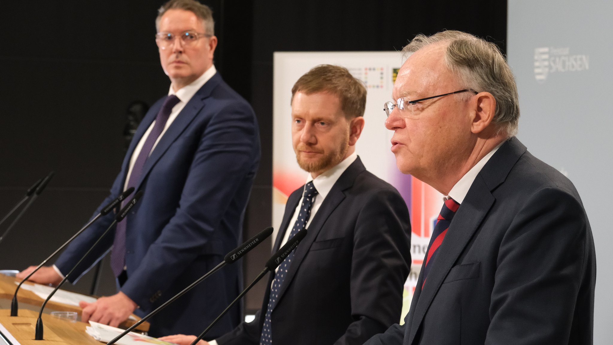 Stephan Weil (SPD/ r), Ministerpräsident des Landes Niedersachsen, Michael Kretschmer (CDU/ M), Ministerpräsident des Landes Sachsen, und Alexander Schweitzer (SPD), Ministerpräsident des Landes Rheinland-Pfalz, erläutern auf einer Pressekonferenz die Ergebnisse der Ministerpräsidentenkonferenz.