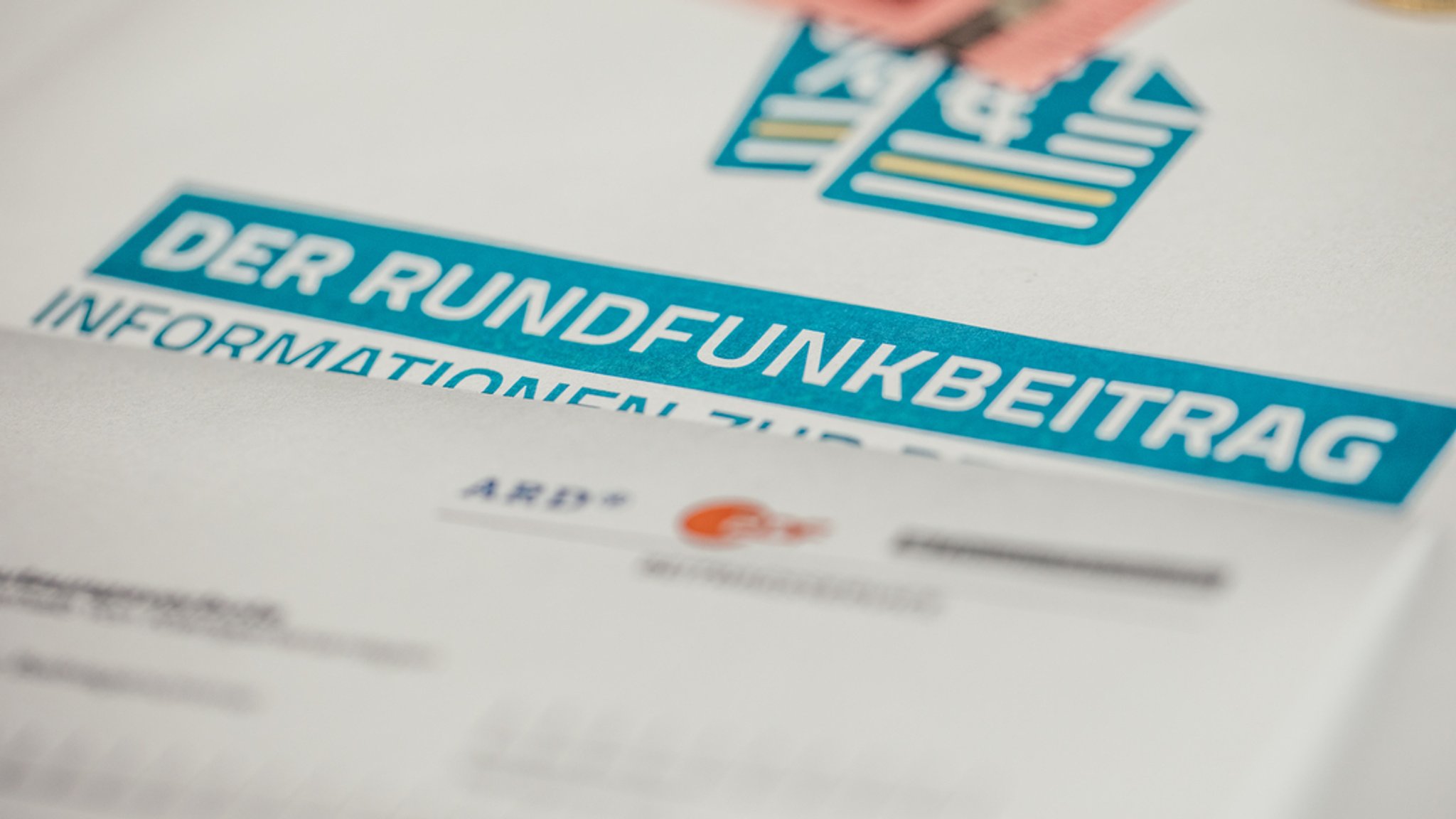 Länder zum Rundfunkbeitrag: Keine Erhöhung und neues Verfahren