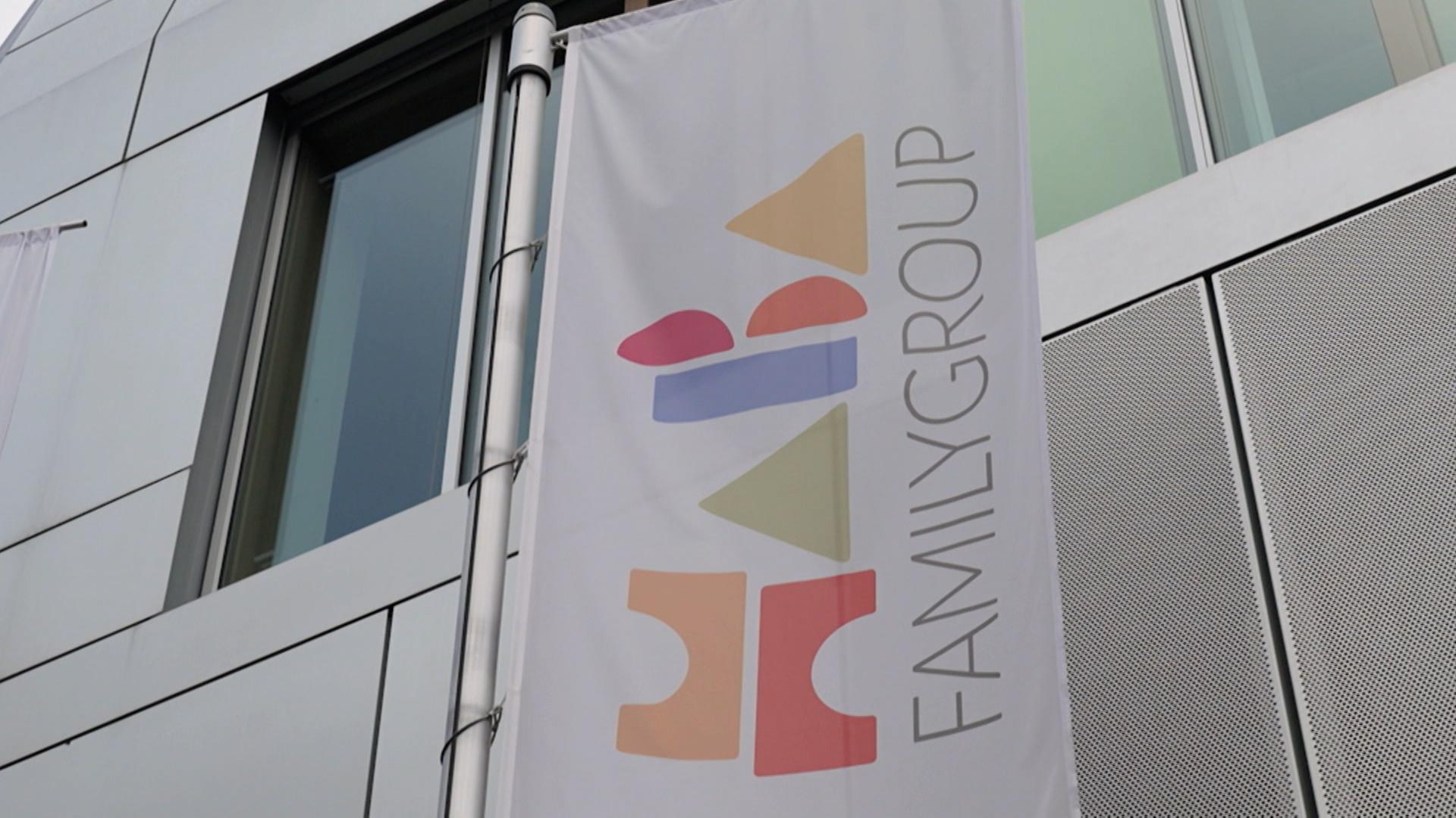 Das Firmenlogo von "Haba" am Fahnenmast vor ihrem Firmensitz.