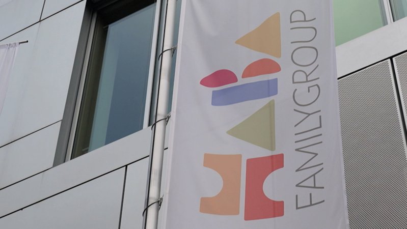 Das Firmenlogo von "Haba" am Fahnenmast vor ihrem Firmensitz. | Bild: BR Das Firmenlogo von "Haba" am Fahnenmast vor ihrem Firmensitz.