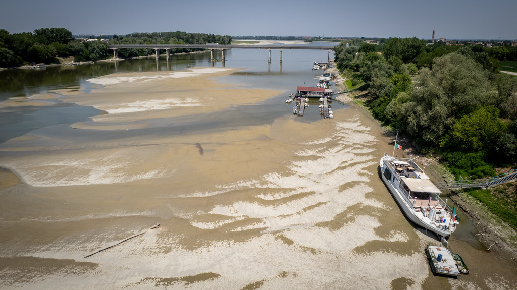 Drohnenansicht des Flusses Po in San Giorgio Piacentino am 20. Juni: Teile des Flusses drohen auszutrocknen.