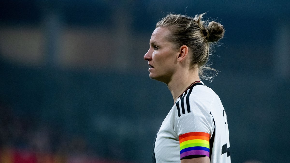 DFB-Kapitänin Alexandra Popp mit Regenbogenbinde