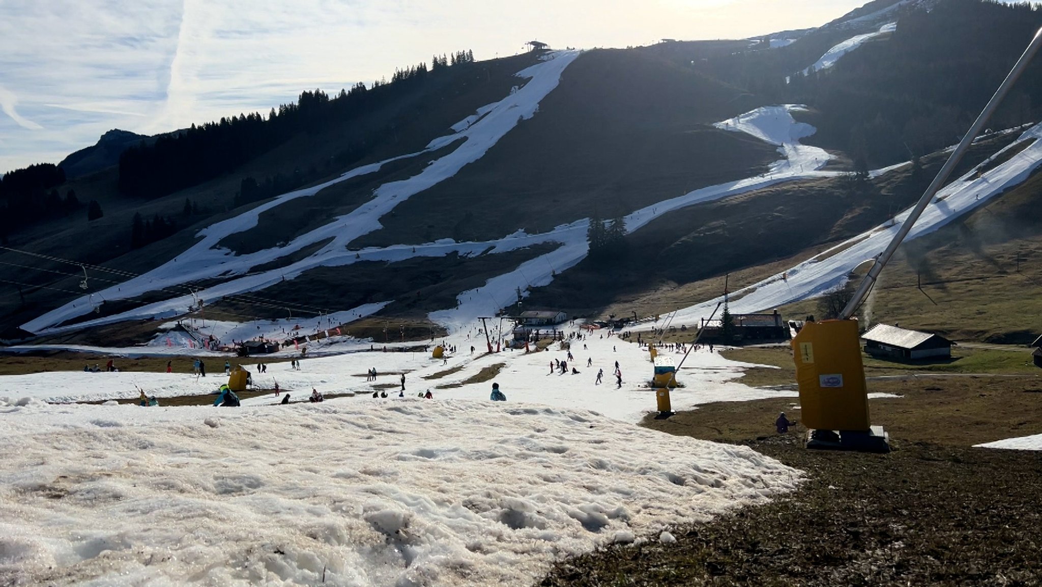 Nicht nur ein Gefühl, sondern eine Tatsache: Auch in Bayern fällt immer weniger Schnee. Das belegt jetzt eine Wetterdaten-Analyse von BR Data und dem ARD-Politikmagazin report München. Klar ist: Der Schneemangel bedroht den Wintersport.