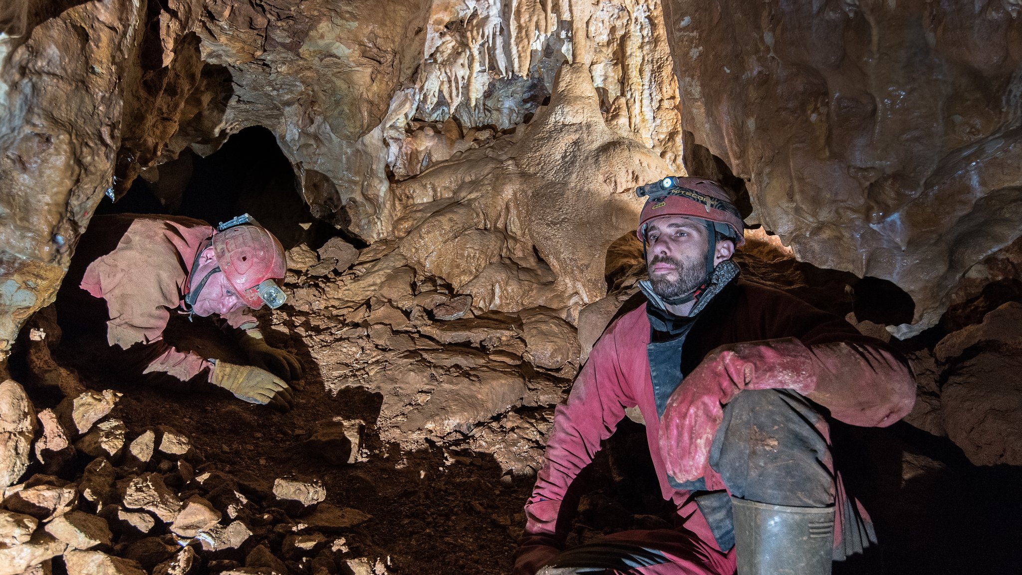 Die Höhlenforscher Thomas Neser und Lothar Kraft zwängen sich durch eine Engstelle in der Bussardhöhle. | Bild: Speläologische Forschungsgruppe Bussardhöhle Die Höhlenforscher Thomas Neser und Lothar Kraft zwängen sich durch eine Engstelle in der Bussardhöhle.