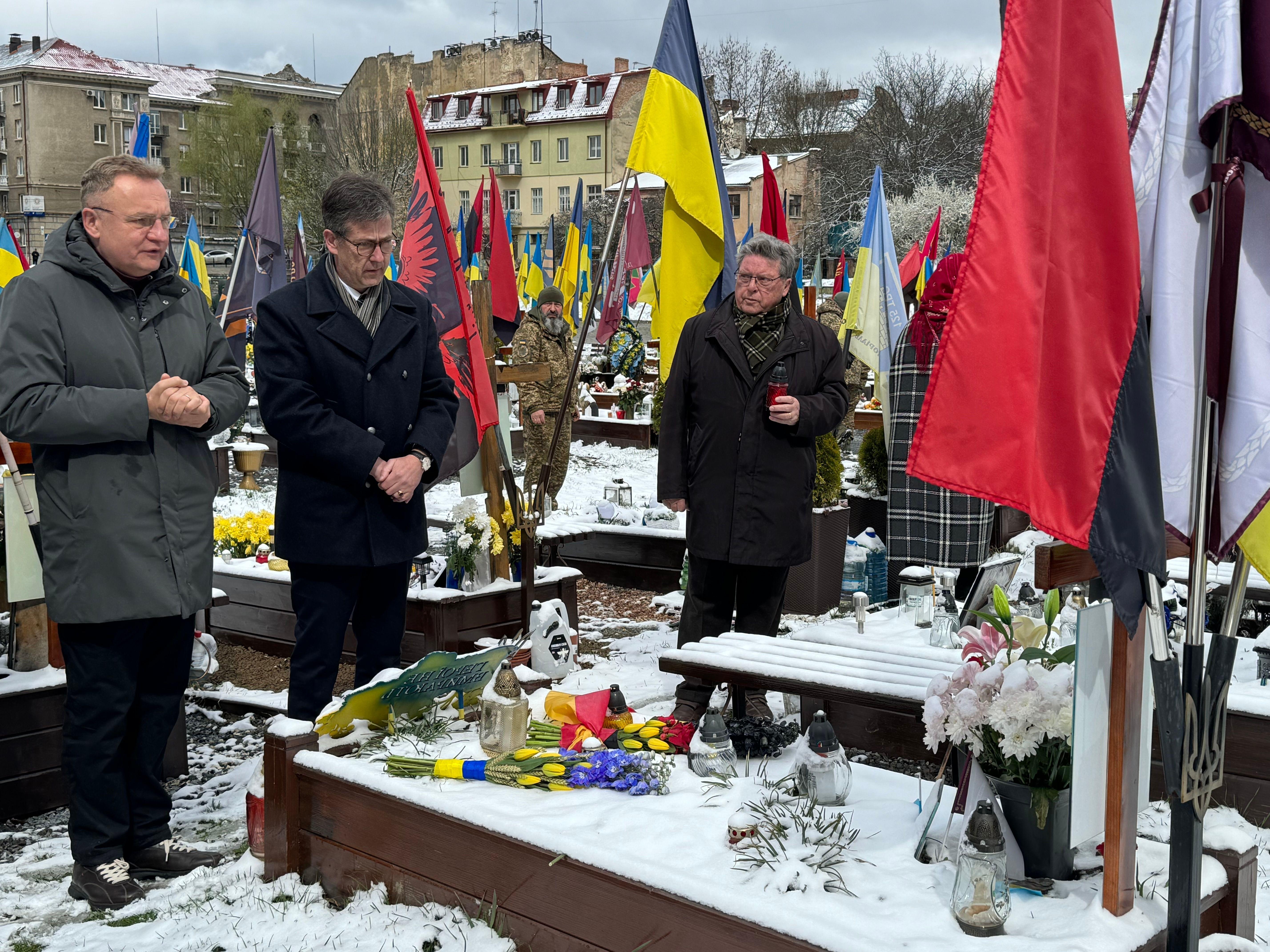 Würzburgs Oberbürgermeister Christian Schuchardt (2.v.l.) zu Besuch auf dem Soldatenfriedhof in Lviv mit seinem Amtskollegen Andriy Sadovyi (l.).