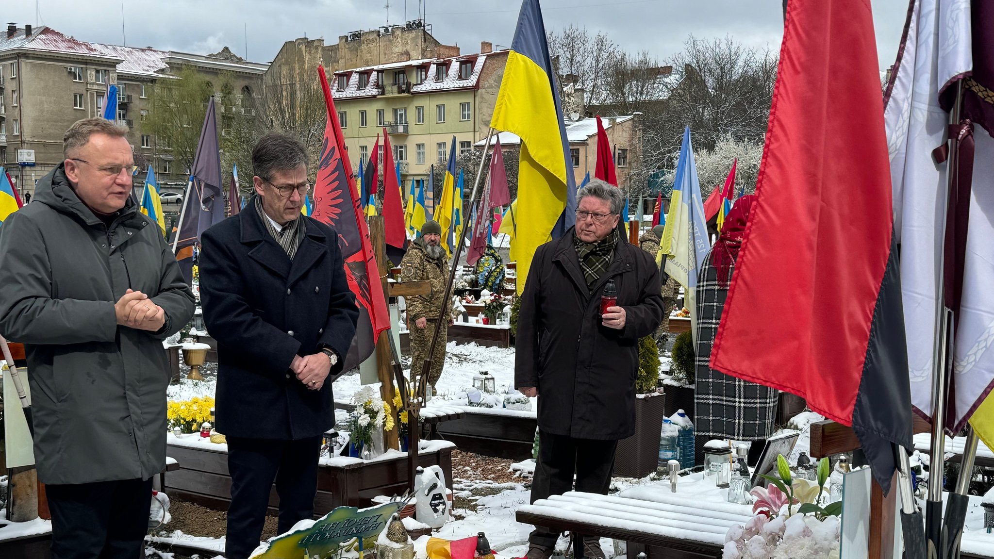 Würzburgs Oberbürgermeister Christian Schuchardt (2.v.l.) zu Besuch auf dem Soldatenfriedhof in Lviv mit seinem Amtskollegen Andriy Sadovyi (l.).