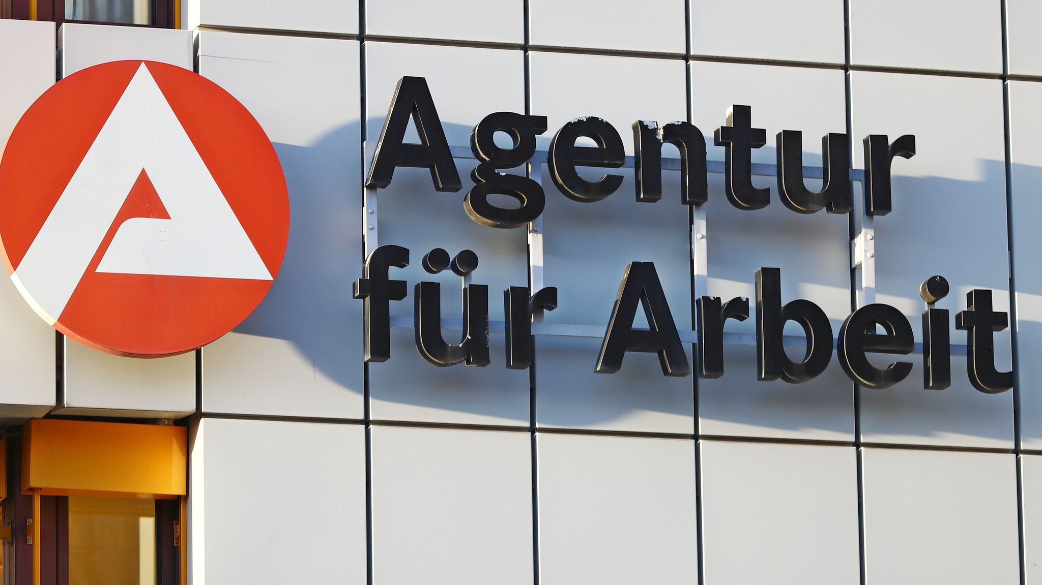 Schild Bundesagentur für Arbeit | Bild: picture alliance / SNS | Steven Mohr Schild Bundesagentur für Arbeit