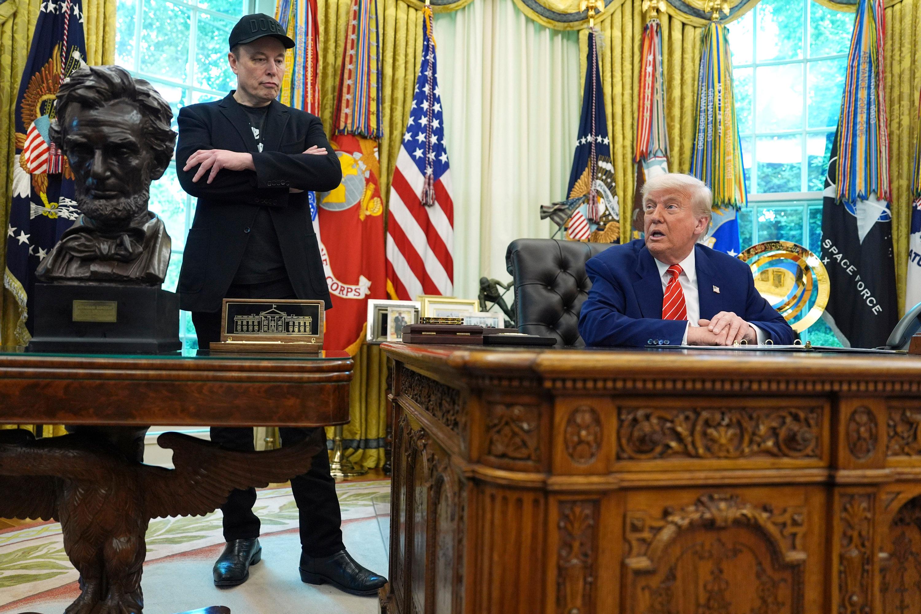 ARCHIV - 30.05.2025, USA, Washington: US-Präsident Donald Trump spricht während einer Pressekonferenz mit Elon Musk im Oval Office des Weißen Hauses. (zu dpa: «Musk verschärft Kritik an Trumps Steuergesetz») Foto: Evan Vucci/AP/dpa +++ dpa-Bildfunk +++