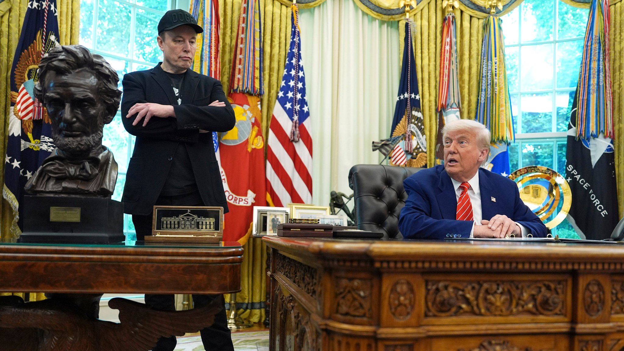 ARCHIV - 30.05.2025, USA, Washington: US-Präsident Donald Trump spricht während einer Pressekonferenz mit Elon Musk im Oval Office des Weißen Hauses. (zu dpa: «Musk verschärft Kritik an Trumps Steuergesetz») Foto: Evan Vucci/AP/dpa +++ dpa-Bildfunk +++