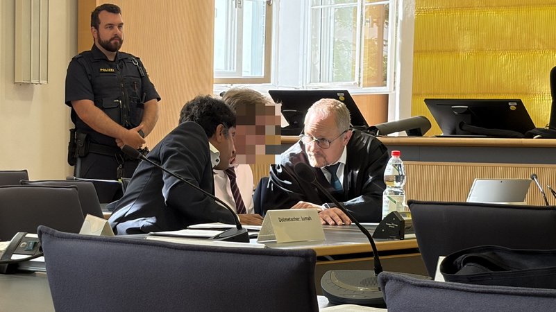 Im Sommer 2025 soll ein damals 20-Jähriger mehrere Menschen in einem ICE mit einer Axt angegriffen haben. Nun hat der Prozess begonnen. | Bild: Florian Deglmann/BR Im Sommer 2025 soll ein damals 20-Jähriger mehrere Menschen in einem ICE mit einer Axt angegriffen haben. Nun hat der Prozess begonnen.
