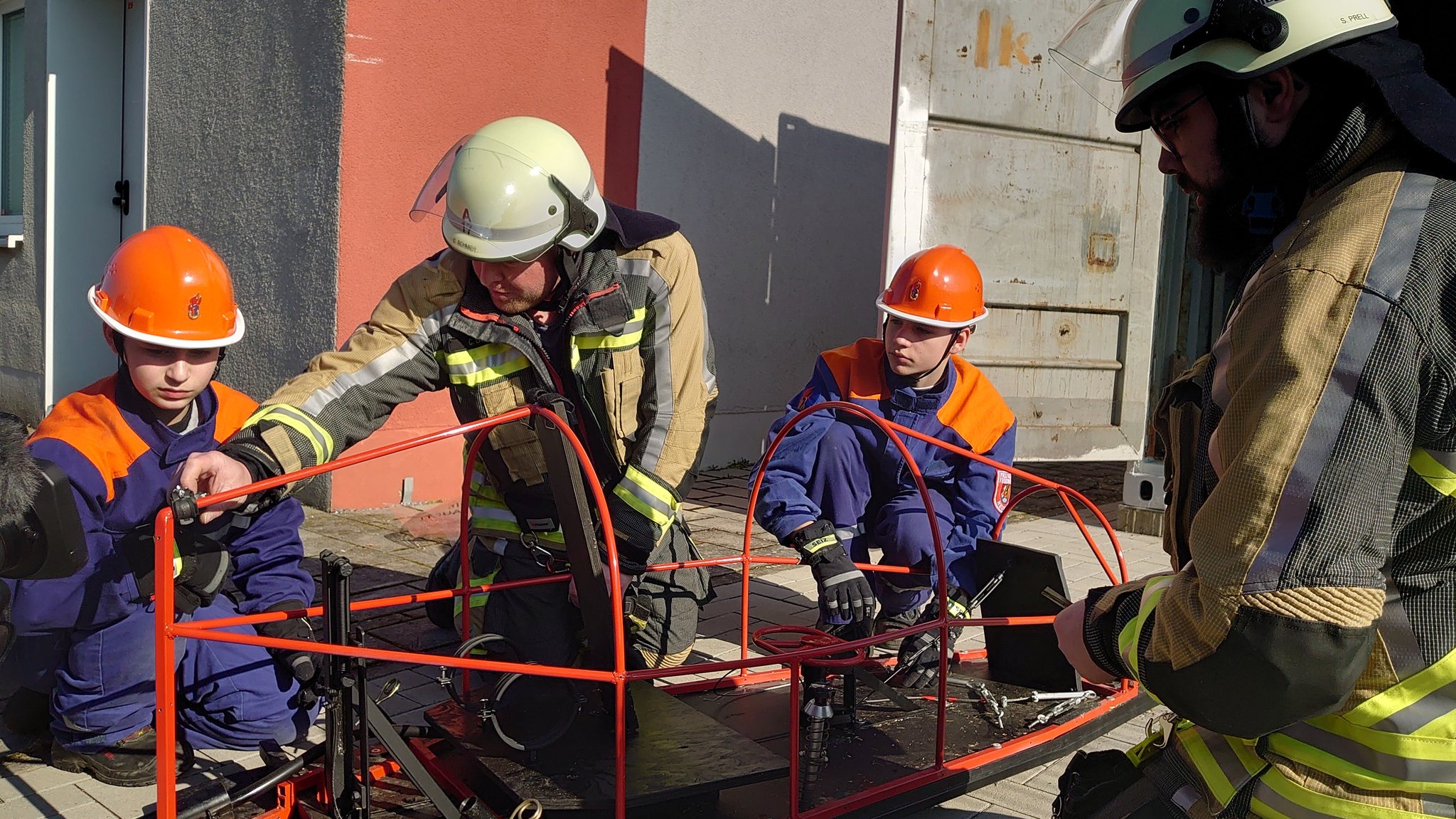 Lukas und Philipp schrauben im FSSJ auch an der Seifenkiste der Freiwilligen Feuerwehr Neuhaus an der Aisch.