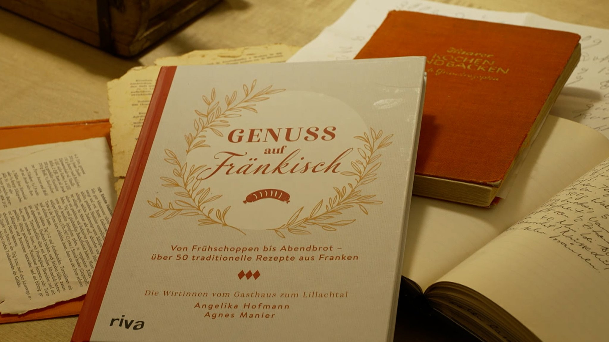 Das Kochbuch "Genuss auf Fränkisch" der beiden Wirtinnen Agnes Manier und Angelika Hofmann liegt auf einem Tisch. 