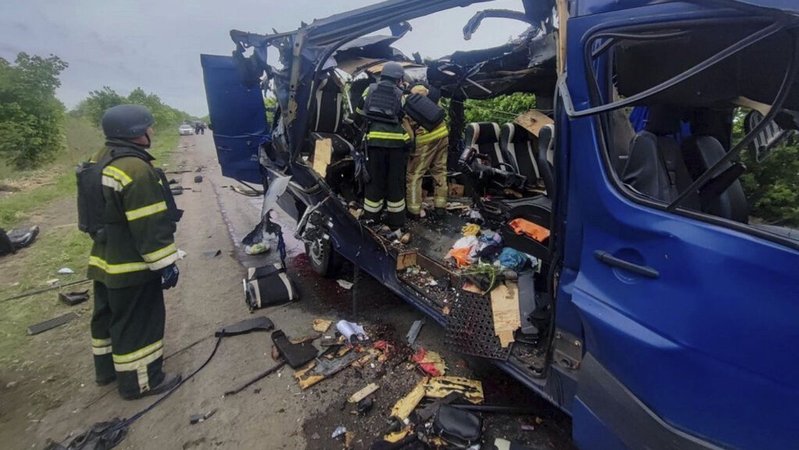 Auf diesem vom ukrainischen Katastrophenschutz zur Verfügung gestellten Foto bergen Retter die Leichen von Fahrgästen, nachdem eine russische Drohne einen Passagierbus in der Region Sumy getroffen hat. | Bild: Uncredited/Ukrainian Emergency Service/AP/dpa Auf diesem vom ukrainischen Katastrophenschutz zur Verfügung gestellten Foto bergen Retter die Leichen von Fahrgästen, nachdem eine russische Drohne einen Passagierbus in der Region Sumy getroffen hat.