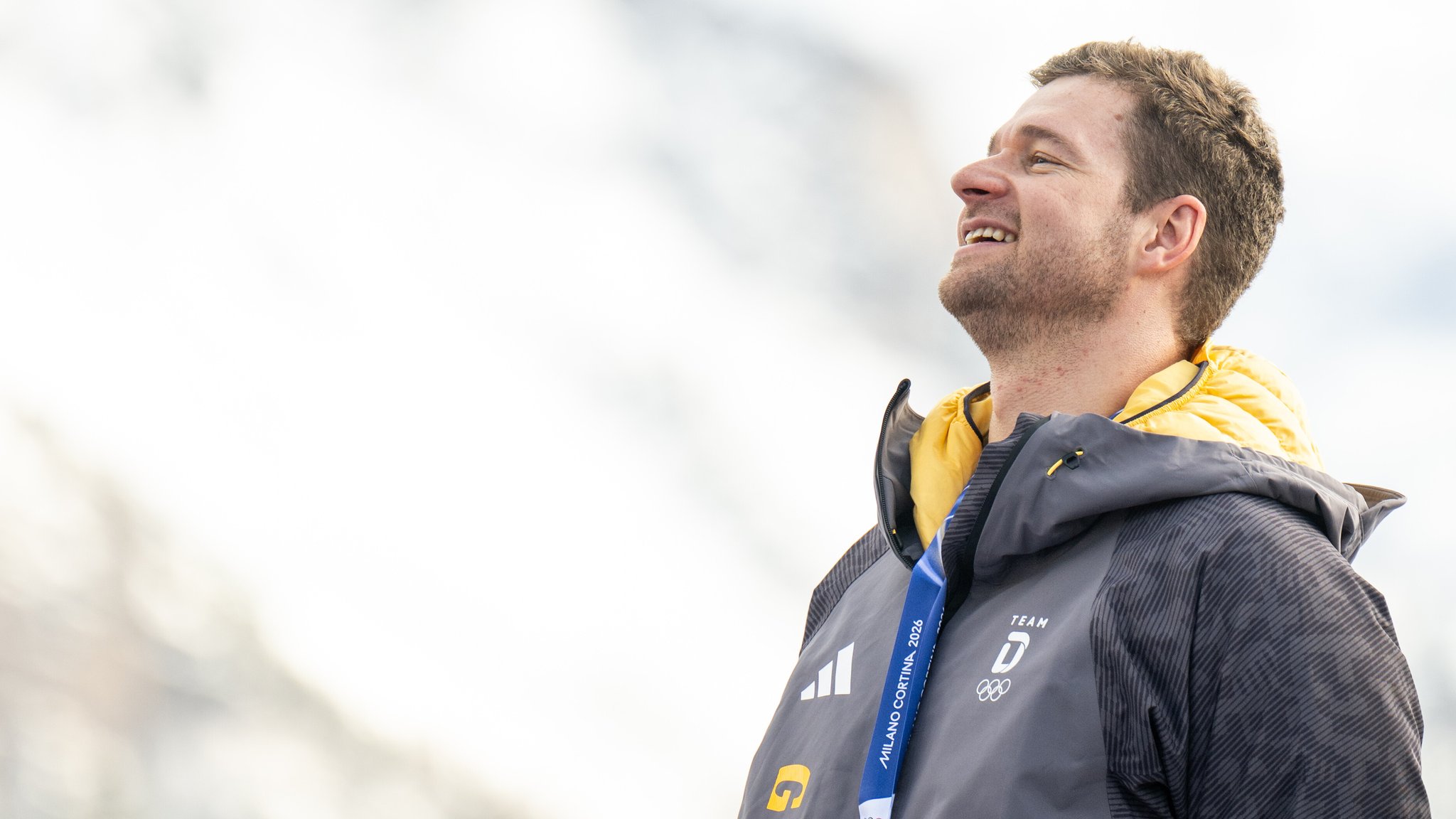 Johannes Lochner mit der olympischen Goldmedaille | Bild: picture alliance / Eibner-Pressefoto | Memmler Johannes Lochner mit der olympischen Goldmedaille