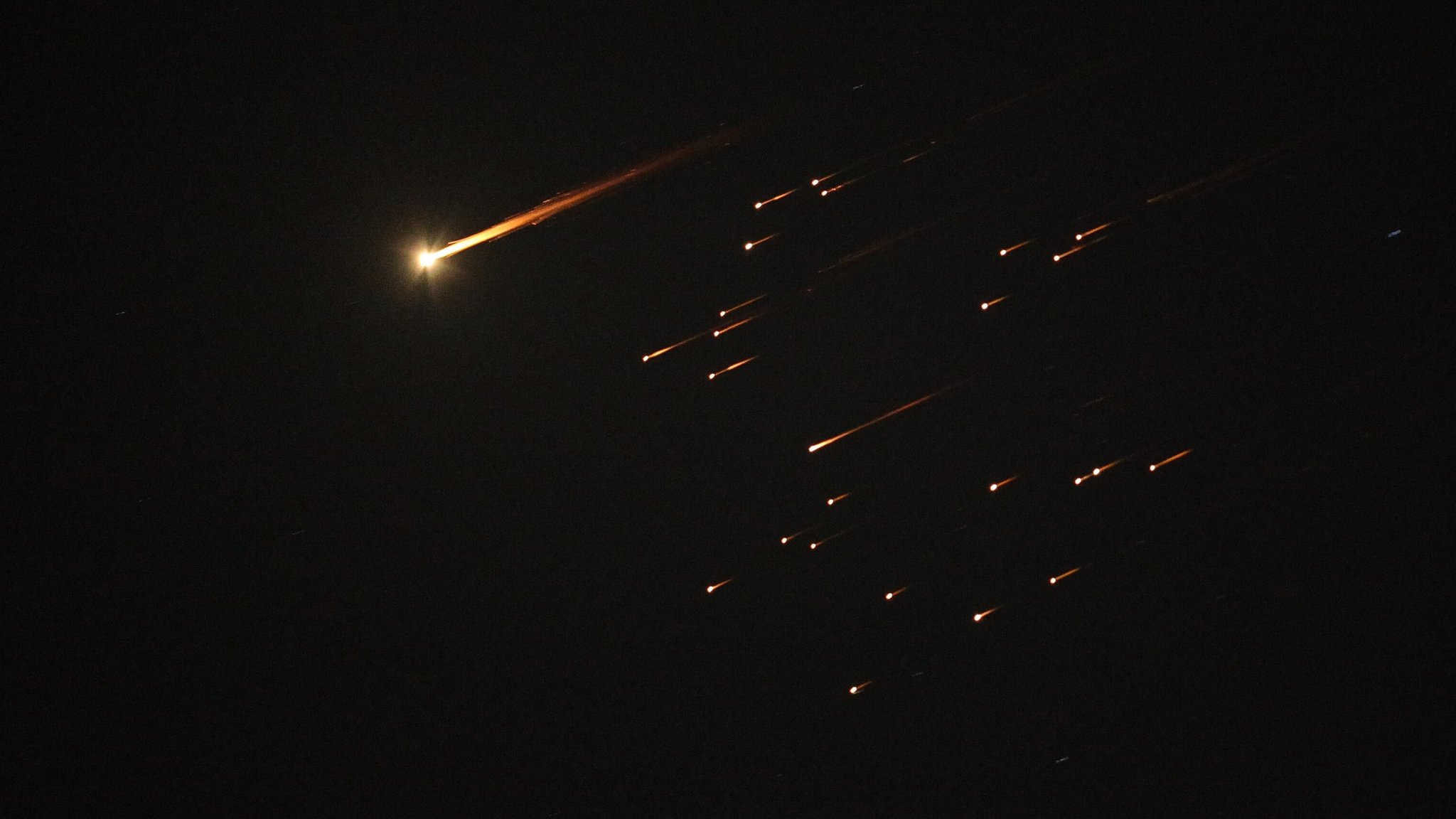 (Archivbild) Raketen sind am Nachthimmel zu sehen. 