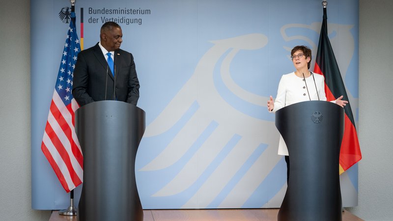 Annegret Kramp-Karrenbauer (CDU), Bundesministerin der Verteidigung, und US-Verteidigungsminister Lloyd Austin.
