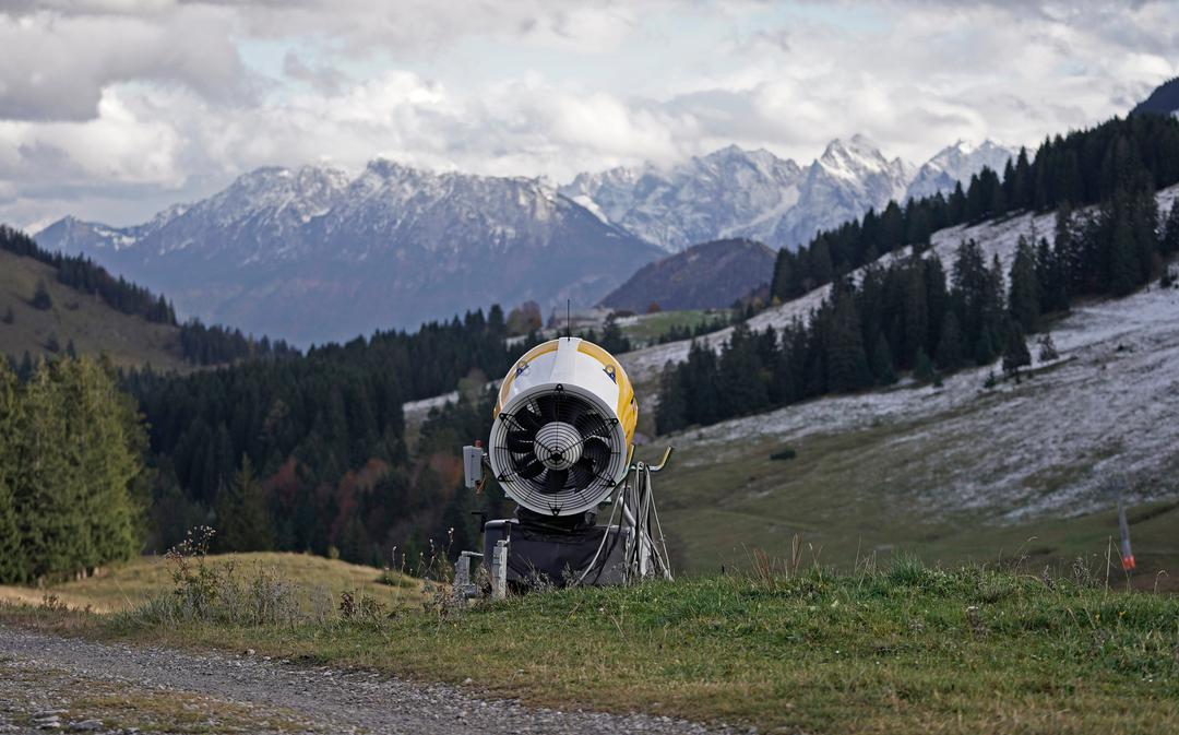 11.11.2023, Bayern, Bayrischzell: Bei Temperaturen um fünf Grad über Null stehen Schneekanonen am Sudelfeld, einem der größten Skigebiete Bayerns, auf rund 1200 Meter Höhe auf der grünen Wiese.