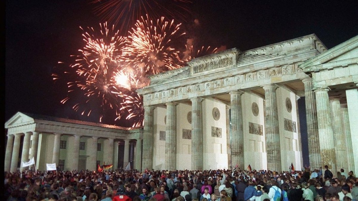 03.10.1990, Berlin: Mit einem Feuerwerk am Brandenburger Tor in Berlin feierten rund eine Million Menschen in der Nacht vom 02. auf den 03. Oktober die deutsche Wiedervereinigung.