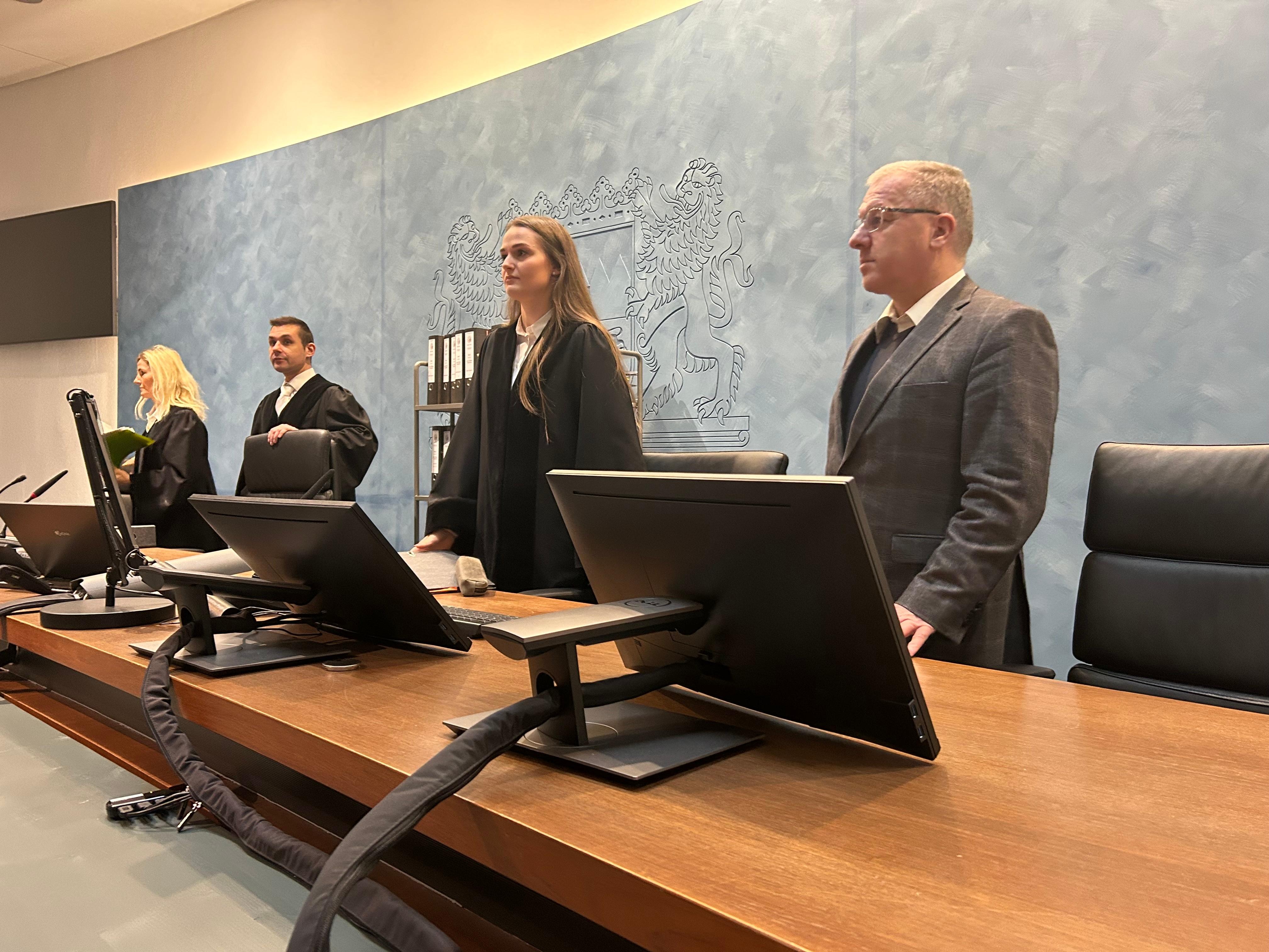 Der Gerichtssaal des Landgerichts Hof. Vorne am Richterpult stehen zwei Männer und eine Frau. 