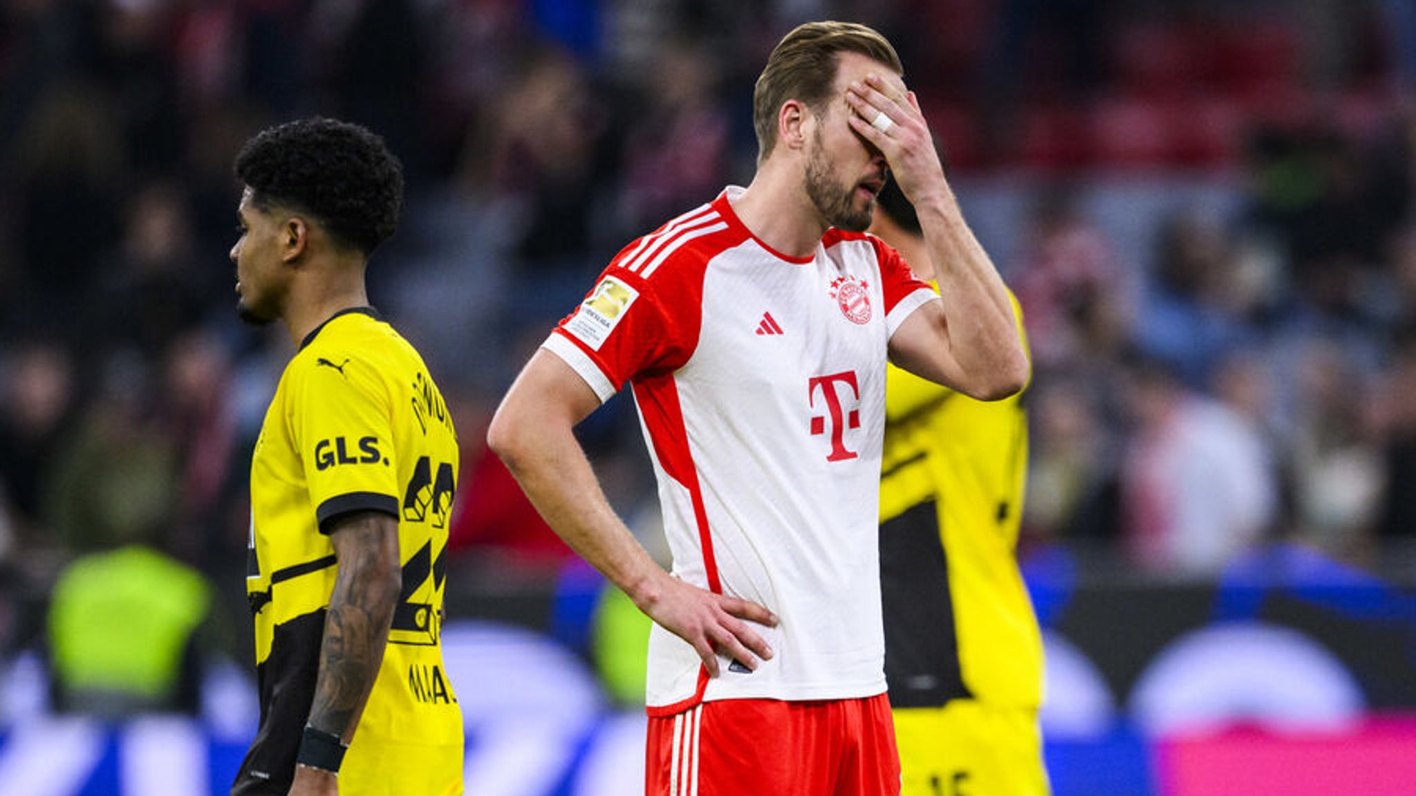 30.03.2024, Bayern, München: Fußball: Bundesliga, Bayern München - Borussia Dortmund, 27. Spieltag, Allianz Arena. Münchens Harry Kane (M) reagiert nach dem Spiel unzufrieden. Foto: Tom Weller/dpa - WICHTIGER HINWEIS: Gemäß den Vorgaben der DFL Deutsche Fußball Liga bzw. des DFB Deutscher Fußball-Bund ist es untersagt, in dem Stadion und/oder vom Spiel angefertigte Fotoaufnahmen in Form von Sequenzbildern und/oder videoähnlichen Fotostrecken zu verwerten bzw. verwerten zu lassen. +++ dpa-Bildfunk +++