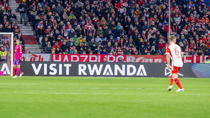 Banner mit der Aufschrift "VISIT RWANDA" | Bild: picture alliance / M.i.S. | Bernd Feil Banner mit der Aufschrift "VISIT RWANDA"