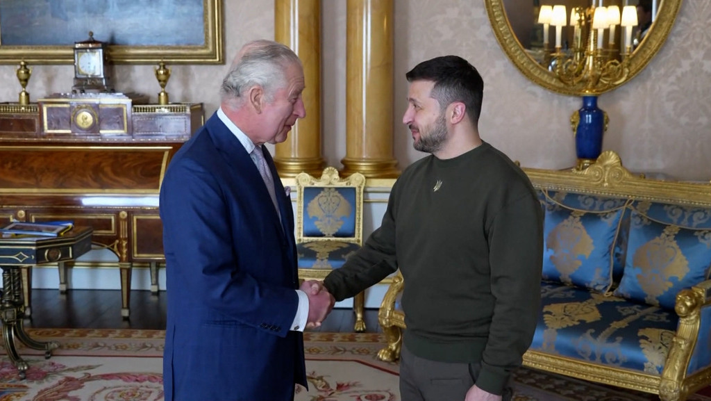Präsident Selenskyj ist überraschend nach Großbritannien gereist. In London traf er zunächst mit Premier Sunak zusammen; anschließend gab es einen Empfang bei König Charles im Buckingham Palast. | Bild: Bayerischer Rundfunk 2023 Präsident Selenskyj ist überraschend nach Großbritannien gereist. In London traf er zunächst mit Premier Sunak zusammen; anschließend gab es einen Empfang bei König Charles im Buckingham Palast.