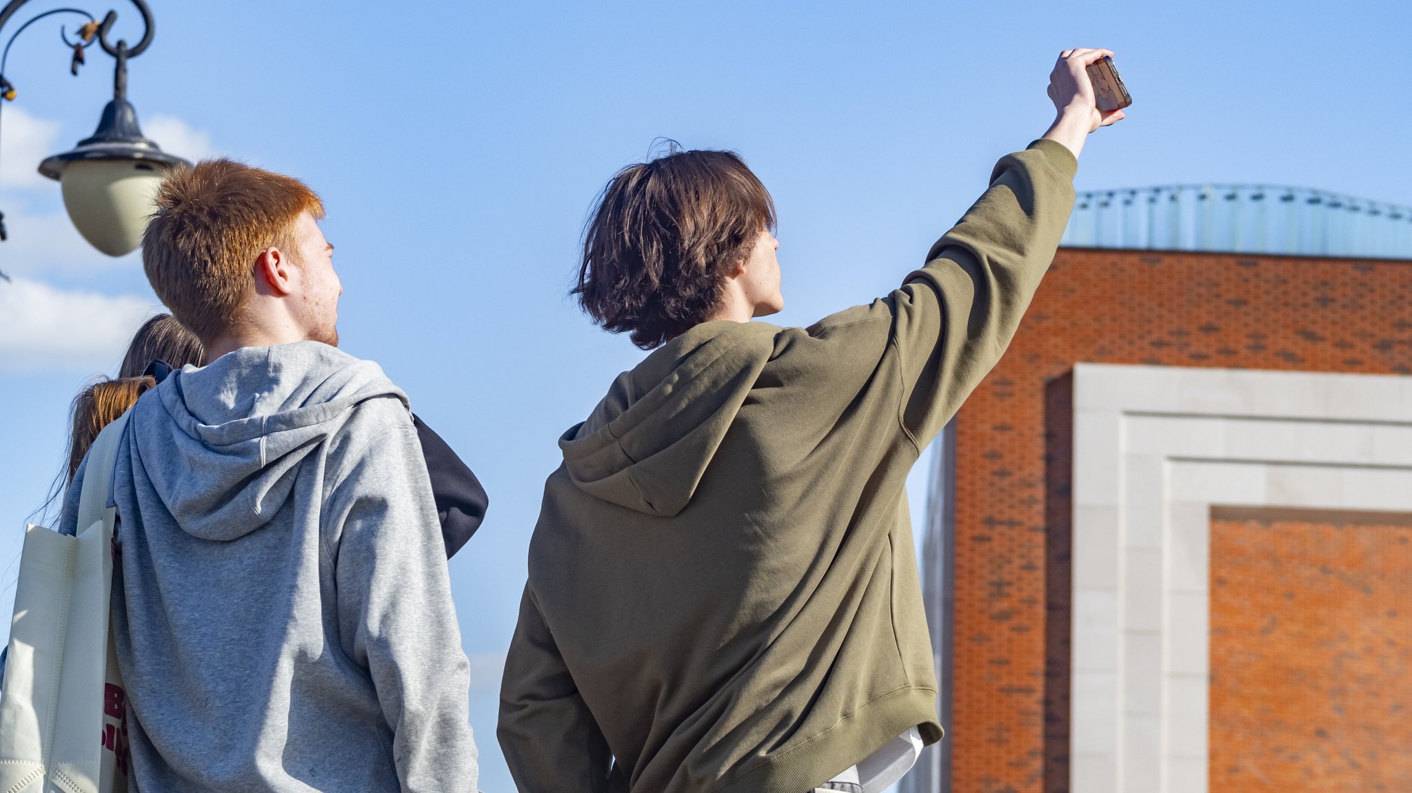 Straßenszene mit zwei jungen Männern 