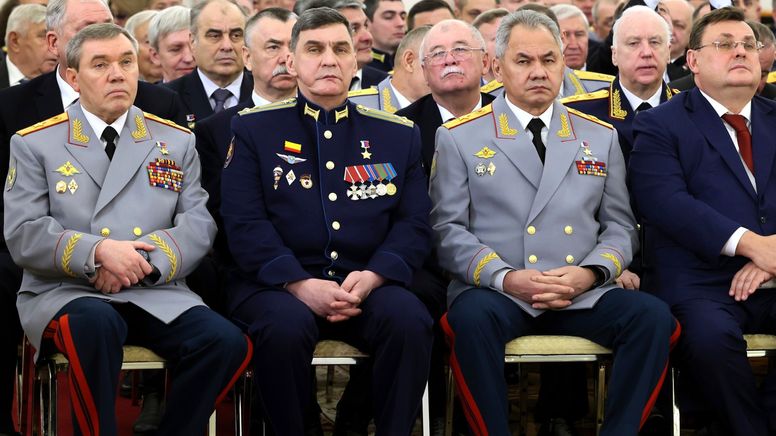 Armeechef Waleri Gerassimow (ganz links) und Verteidigungsminister Sergej Schoigu (zweiter von rechts) | Bild:Mikhail Metzel/Picture Alliance