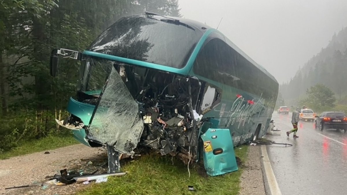 Unfall mit Reisebus: Ein Toter und mehrere Verletzte