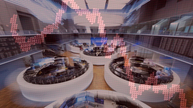 Aktienhändler arbeiten im Handelssaal der Deutschen Börse in Frankfurt
