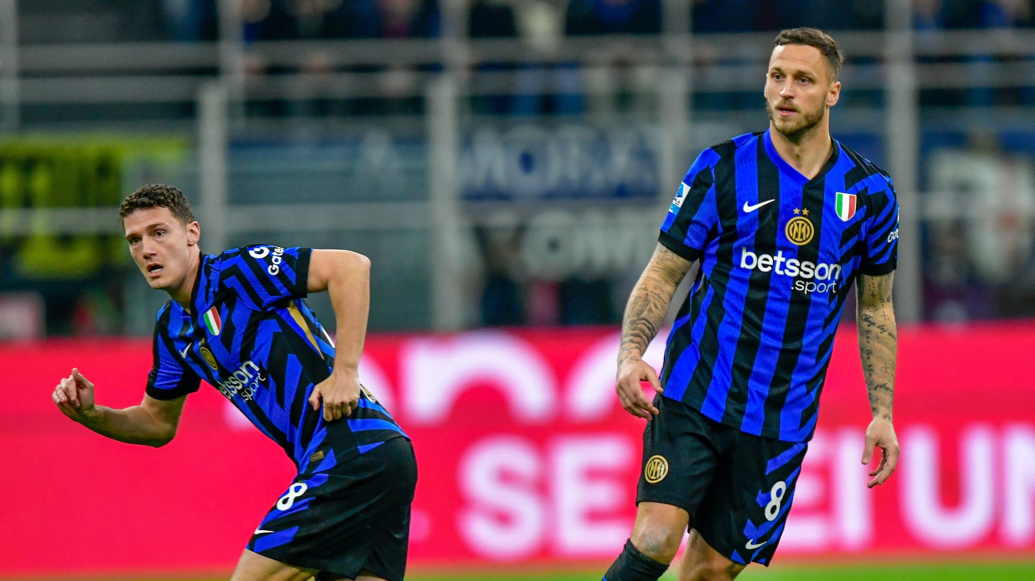 Benjamin Pavard und Marko Arnautovic im Trikot von Inter Mailand