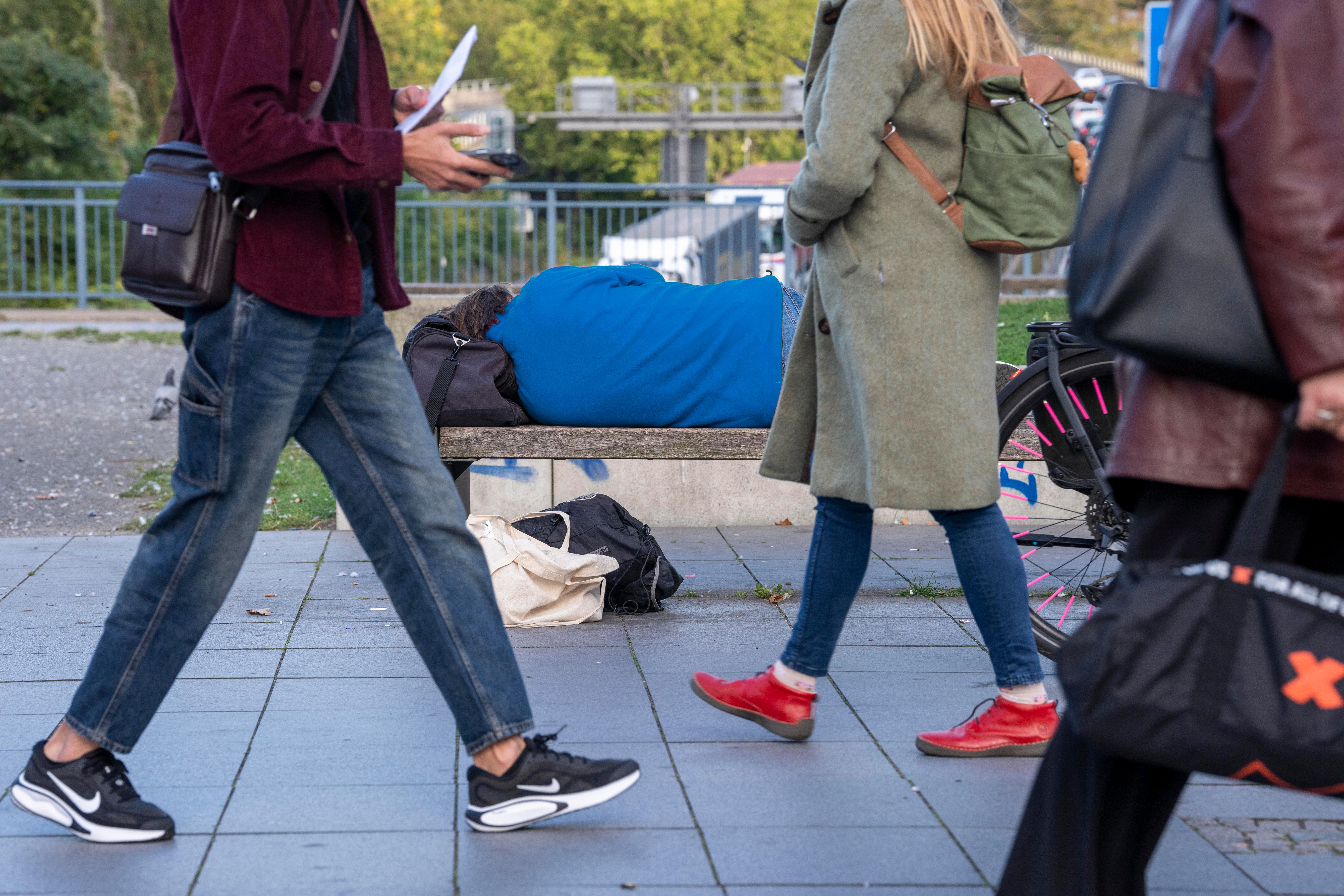 Symbolbild: Ein Mann schlägt auf einer Bank. 