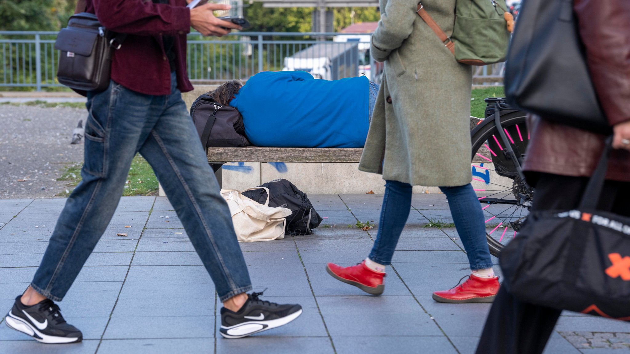 Symbolbild: Ein Mann schlägt auf einer Bank. 