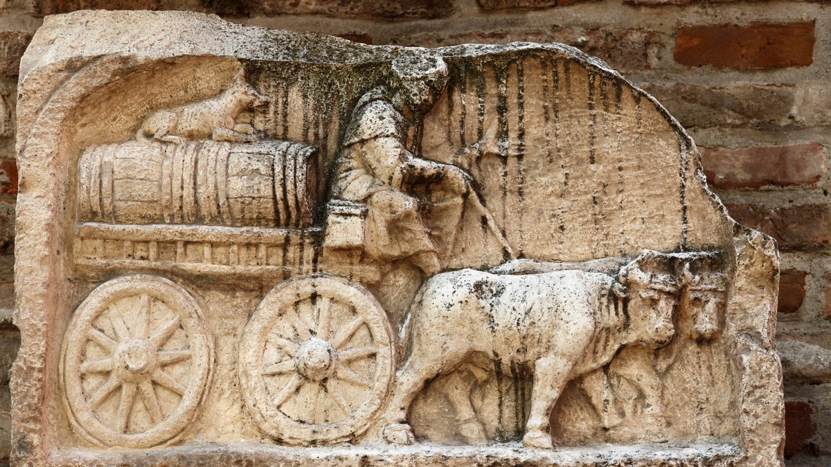 Spuren der Römer in Augsburg: Ein Grabdenkmal, das ein Ochsenfuhrwerk zeigt