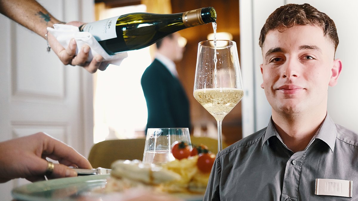 Ein junger Mann vor einem Weinglas.