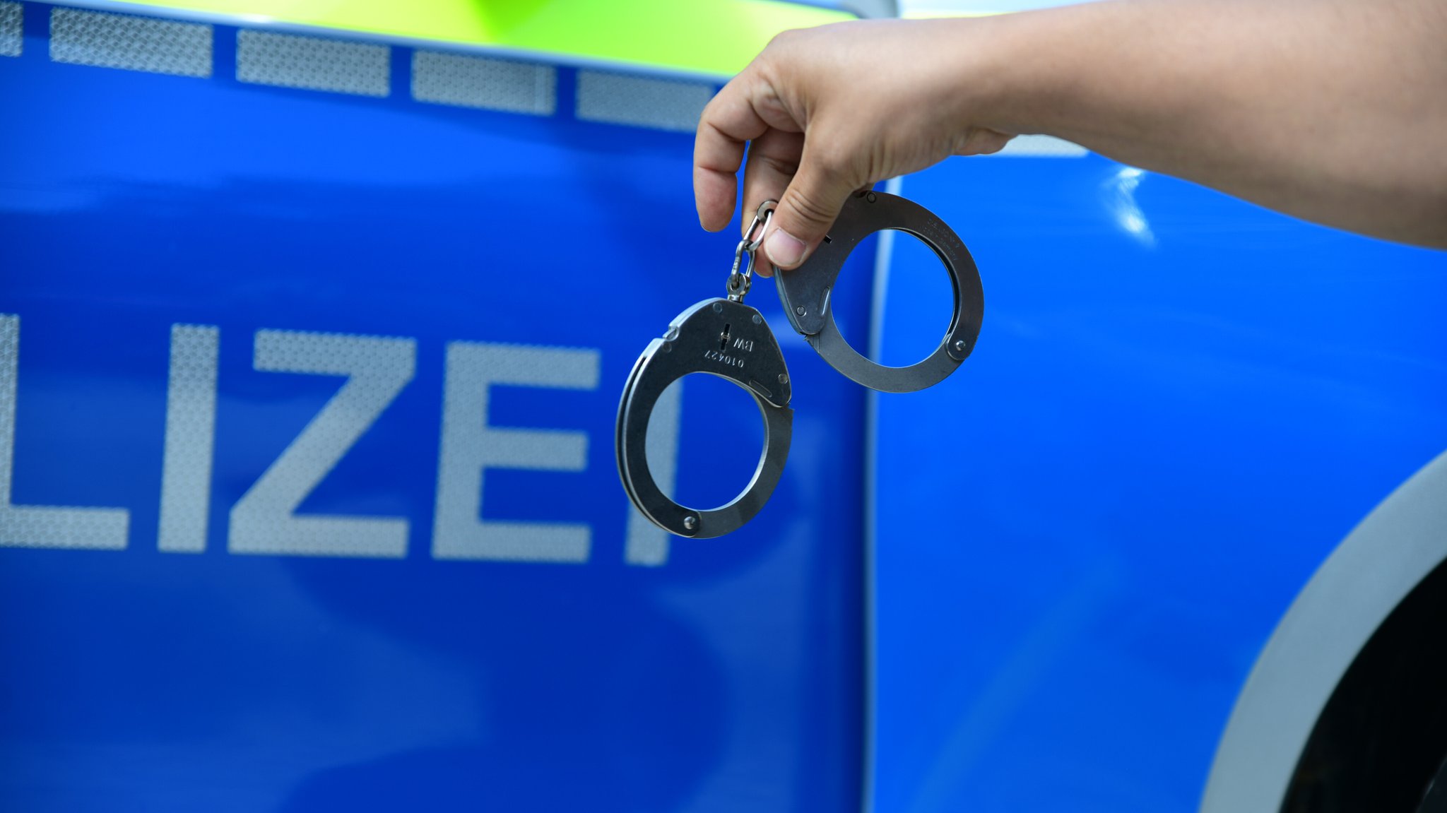 Polizistin mit Handschellen