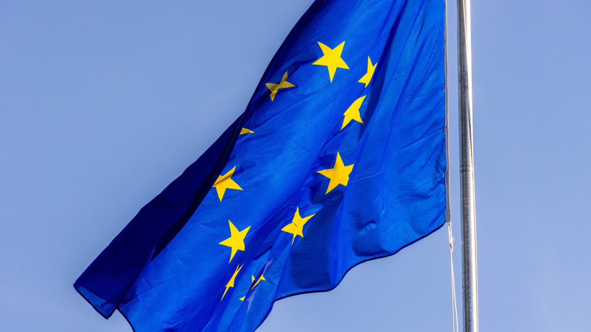 Symbolbild: Die Flagge der Europäischen Union weht vor dem Gebäude des Europäischen Parlaments in Straßburg. 